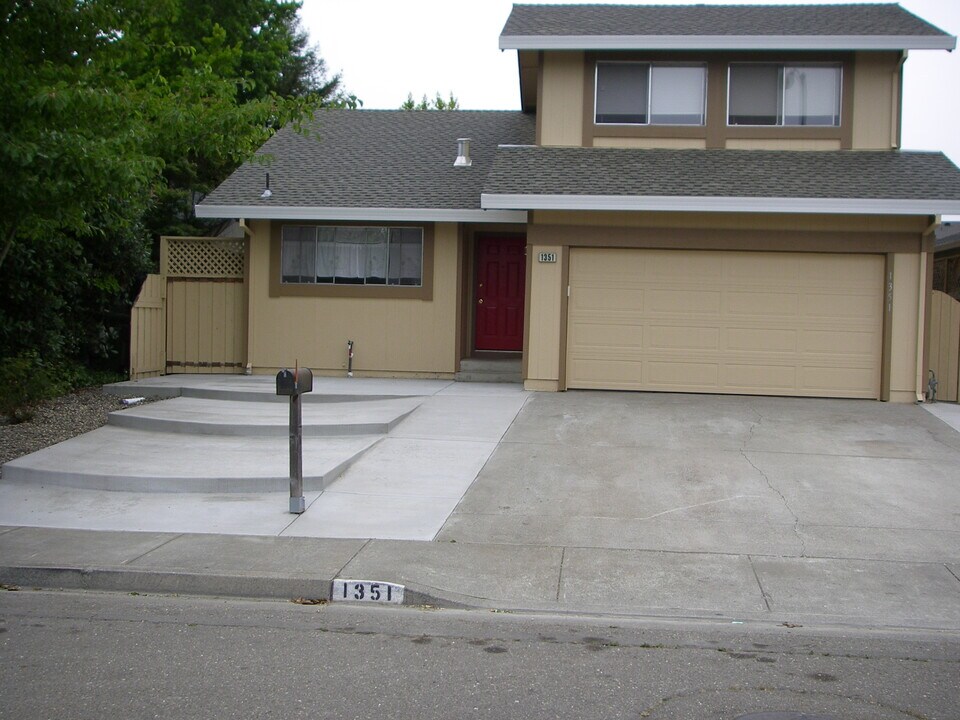 1351 Jasmine Cir in Rohnert Park, CA - Building Photo