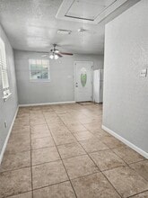 5617 Avenue R in Galveston, TX - Foto de edificio - Building Photo