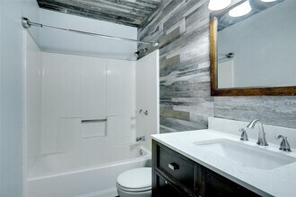 1410 W Torrey St in Granbury, TX - Building Photo - Building Photo