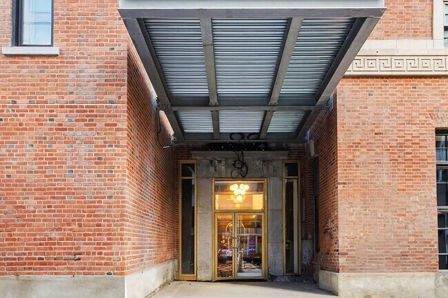 2060 Rue Peel in Montréal, QC - Building Photo - Building Photo