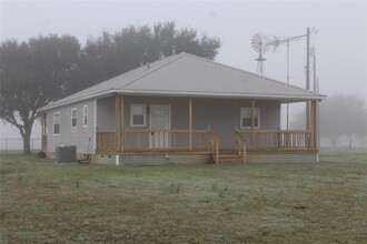 963 Co Rd 176 in Hallettsville, TX - Foto de edificio - Building Photo