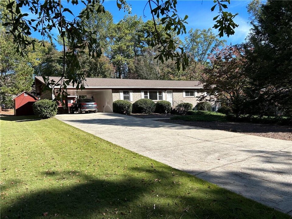 1811 Trophy Dr in Marietta, GA - Building Photo