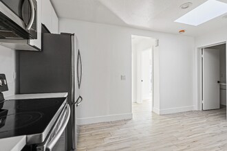 850 N Van Ness Ave in Santa Ana, CA - Foto de edificio - Building Photo