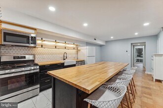 7513 Spring Lake Dr in Bethesda, MD - Foto de edificio - Building Photo