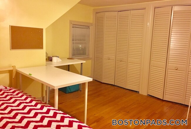 137 Virginia Rd in Waltham, MA - Foto de edificio - Building Photo