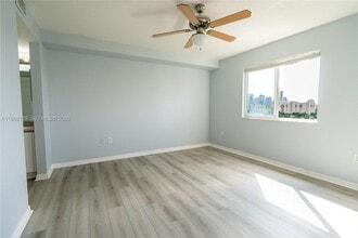 816 NW 11th St, Unit 1006 in Miami, FL - Foto de edificio - Building Photo