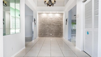 1061 Bel Aire Dr E in Pembroke Pines, FL - Building Photo - Building Photo