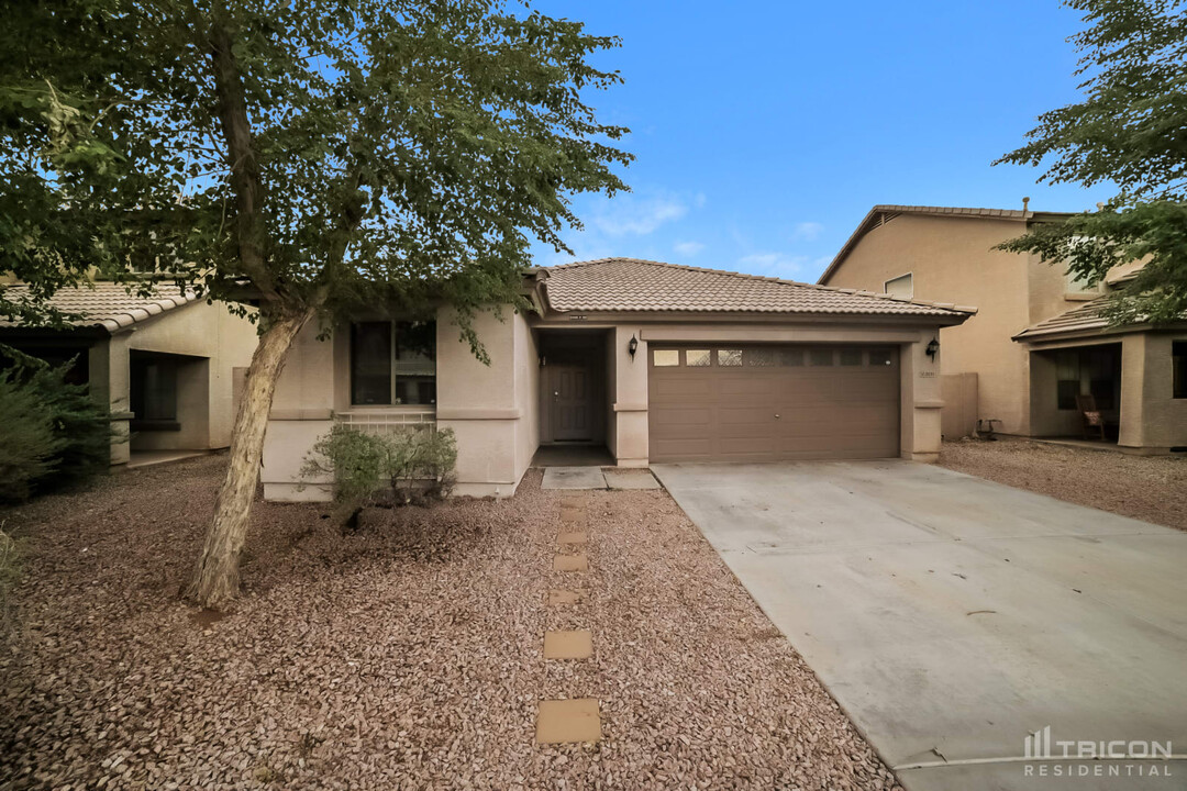 8830 W Toronto Way in Tolleson, AZ - Building Photo