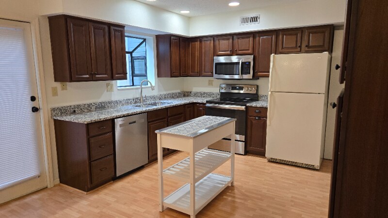 604 Ledgeview Park Dr in Louisville, KY - Building Photo