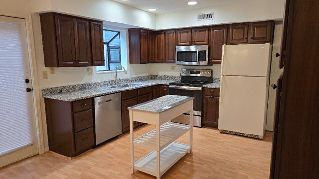 property at 604 Ledgeview Park Dr
