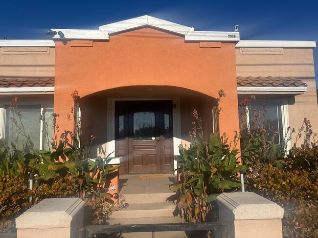 1538 S Towne Ave in Pomona, CA - Foto de edificio - Building Photo