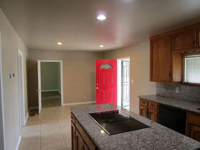 1905 Claus Rd in Modesto, CA - Foto de edificio - Building Photo