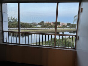 2871 N Oakland Forest Dr, Unit 306 in Oakland Park, FL - Foto de edificio - Building Photo