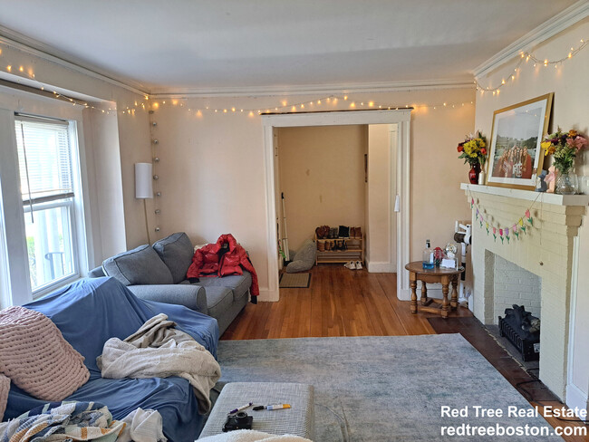 289 Foster St, Unit 1 in Boston, MA - Foto de edificio - Building Photo