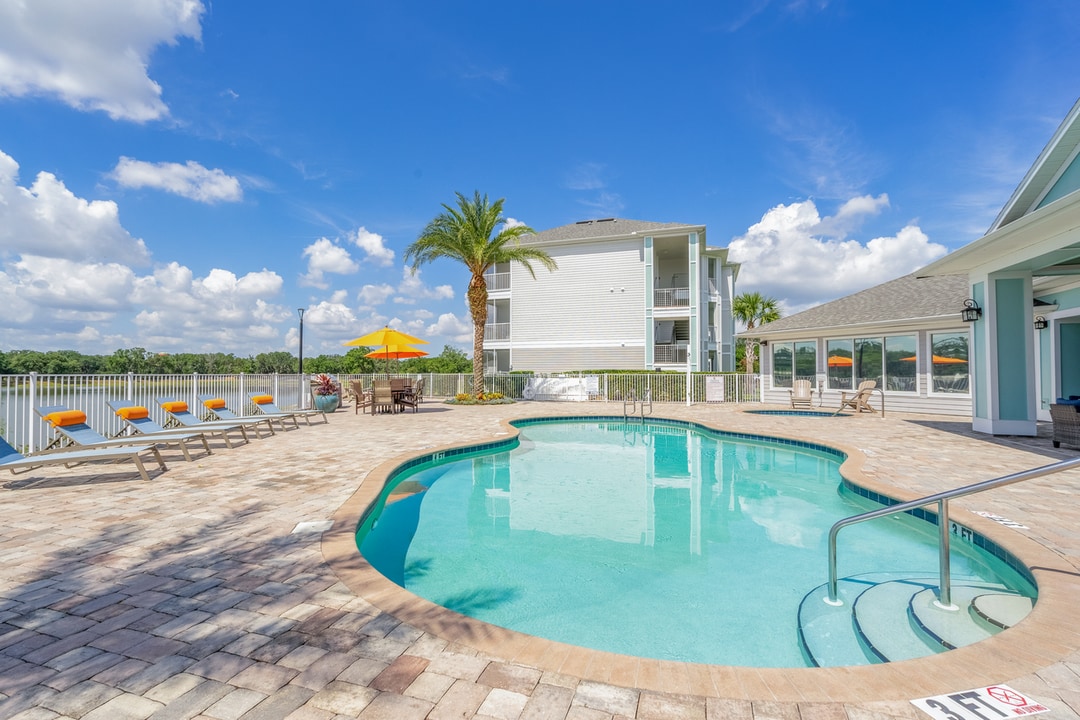 Century Lakehouse in Plant City, FL - Foto de edificio