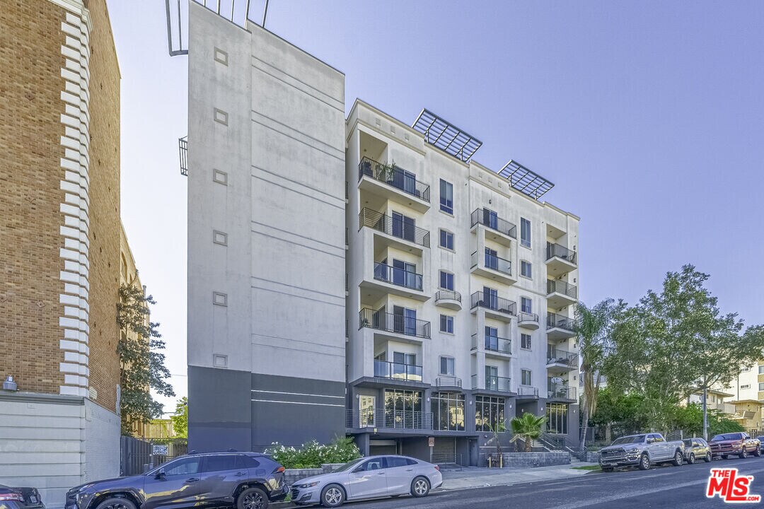 733 S Manhattan Pl in Los Angeles, CA - Building Photo