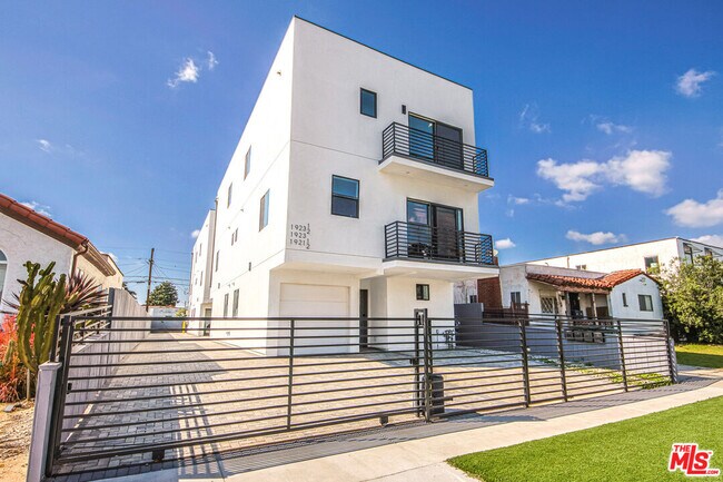 1921 Carmona Ave in Los Angeles, CA - Building Photo - Building Photo