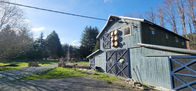 2201 Hundley Rd, Unit Barn Cabin in Cle Elum, WA - Foto de edificio - Building Photo