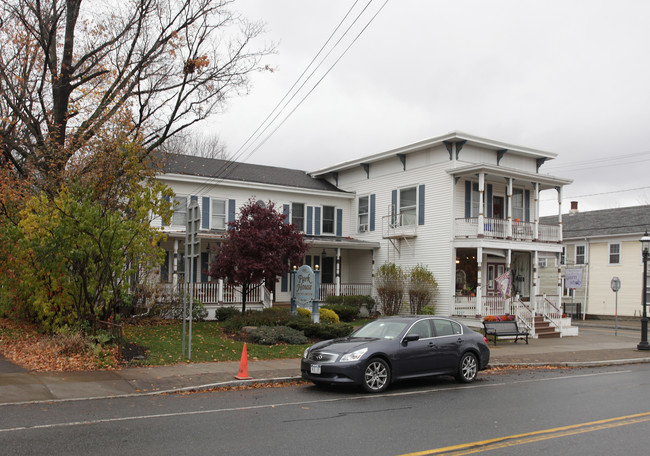 190 Main St in Altamont, NY - Foto de edificio - Building Photo