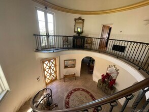 6692 La Jolla Scenic S Dr in San Diego, CA - Building Photo - Building Photo