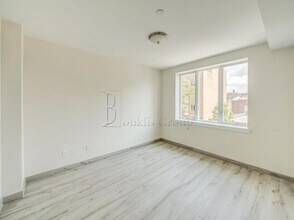 30-68-68 38th St in Queens, NY - Foto de edificio - Building Photo