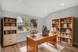 23153 Gonzales Dr in Woodland Hills, CA - Foto de edificio - Building Photo