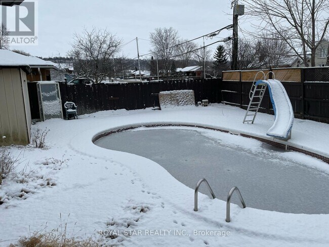 1024 Barton St in Hamilton, ON - Building Photo - Building Photo