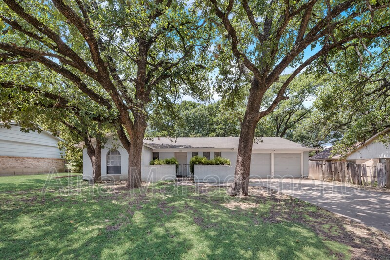 6500 Melinda Dr in Forest Hill, TX - Building Photo