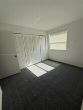 6860 SW 45th Ln in Miami, FL - Foto de edificio - Building Photo