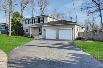 22 Brookside Ct in Toms River, NJ - Foto de edificio - Building Photo