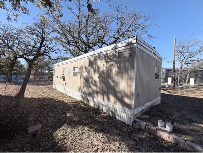 215 Weeks Rd in Cleburne, TX - Building Photo - Building Photo