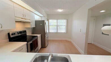 13105 SW 16th Ct in Pembroke Pines, FL - Building Photo - Building Photo