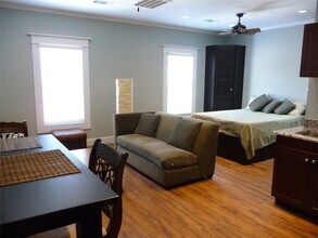 1009 Peden St in Houston, TX - Building Photo - Building Photo