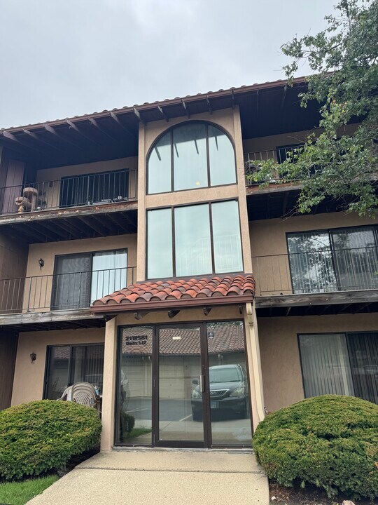 21W581 North Ave, Unit 7 in Lombard, IL - Building Photo