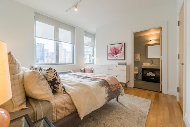 554 W 54th St-Unit -28J in New York, NY - Building Photo - Building Photo