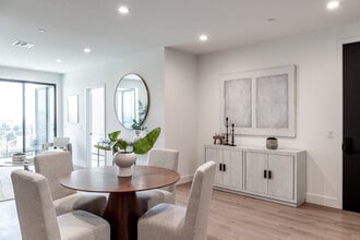 1557 S Orange Grove Ave in Los Angeles, CA - Foto de edificio - Interior Photo