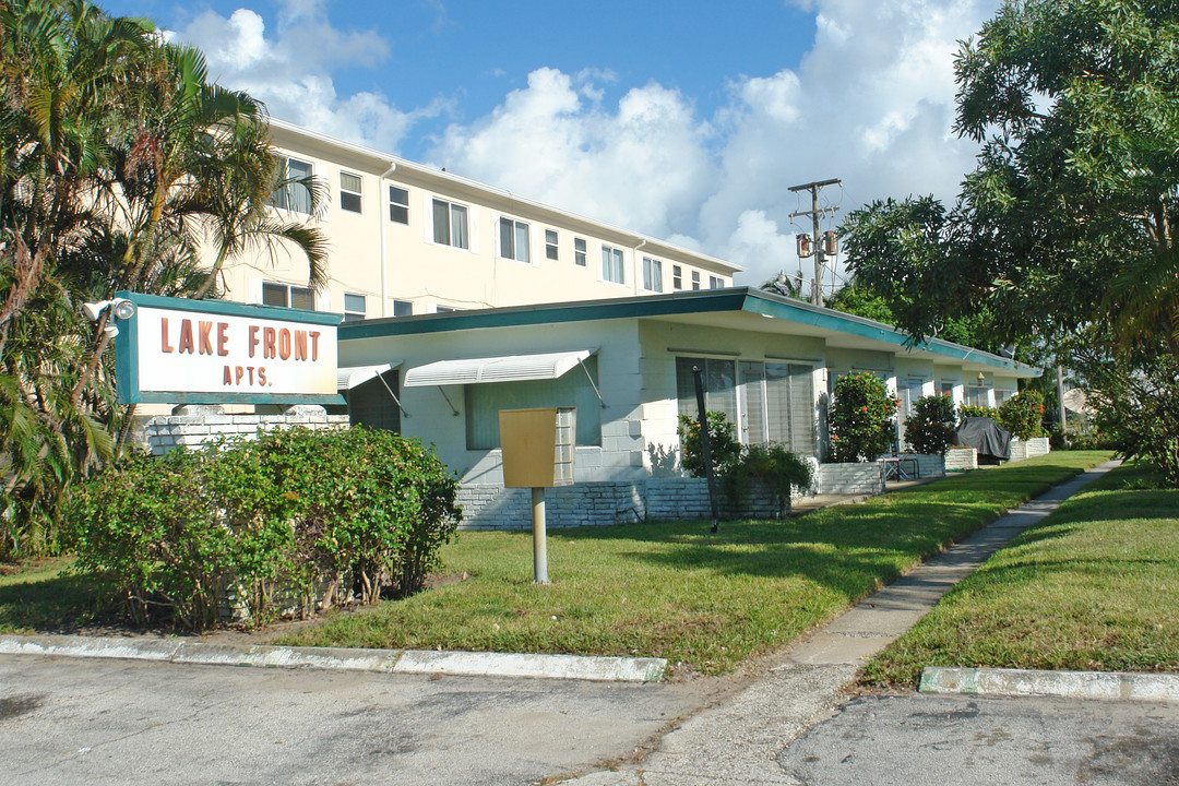 Lake Front in Lake Worth, FL - Foto de edificio