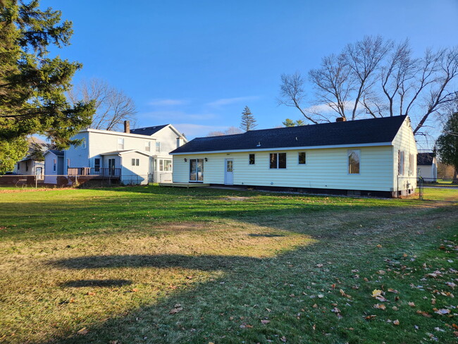 40 New Hartford St in New York Mills, NY - Foto de edificio - Building Photo