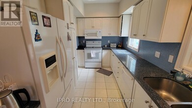 70 Ochalski Rd in Aurora, ON - Building Photo - Building Photo