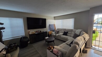 1322 Carnell Ct, Unit b in San Diego, CA - Foto de edificio - Building Photo