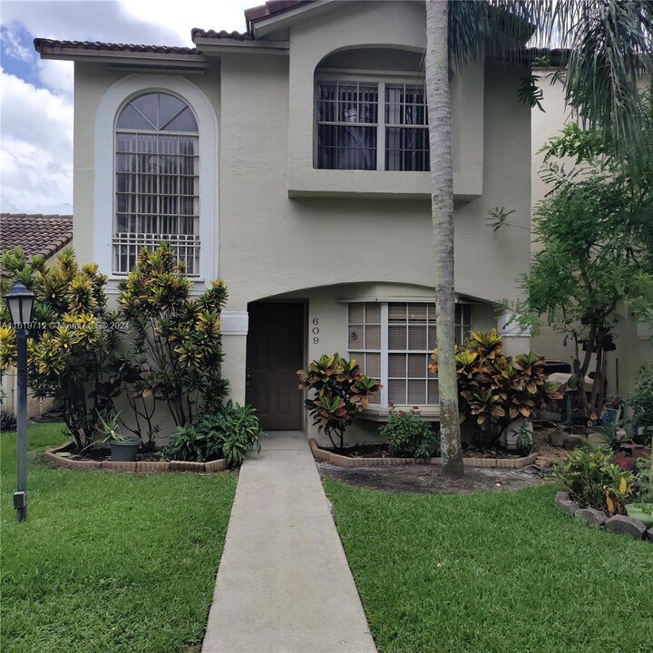 609 NW 109th Ave in Pembroke Pines, FL - Foto de edificio