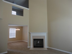 8364 Chesterhill Ln in Indianapolis, IN - Foto de edificio - Building Photo