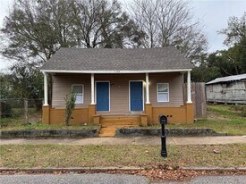 1105 Adams St in Mobile, AL - Building Photo