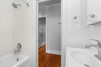 2348 W Addison St in Chicago, IL - Building Photo - Building Photo