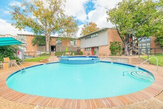 5246 Memorial Dr in Houston, TX - Foto de edificio - Building Photo