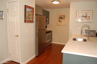 300 Broad St in Stamford, CT - Building Photo - Building Photo