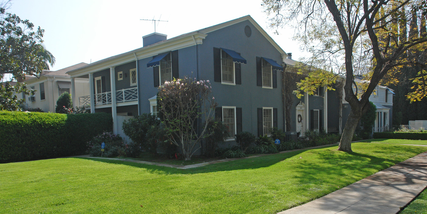 300 California Blvd in Pasadena, CA - Foto de edificio