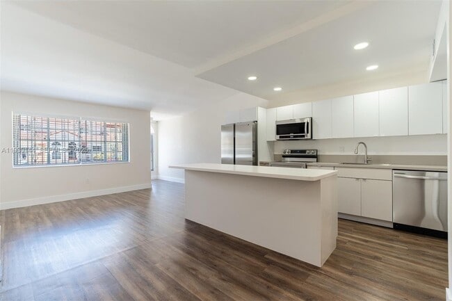 6806 NW 166th Terrace in Hialeah, FL - Foto de edificio - Building Photo