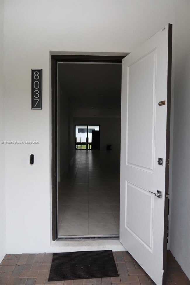 8037 NW 46th Terrace in Doral, FL - Building Photo - Building Photo