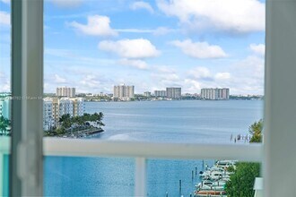 7910 Harbor Island Dr in North Bay Village, FL - Building Photo - Building Photo